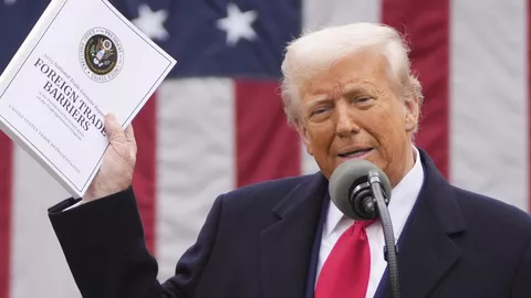 Президент Дональд Трамп после подписания указа о введении новых пошлин на импортные товары в Розовом саду Белого дома