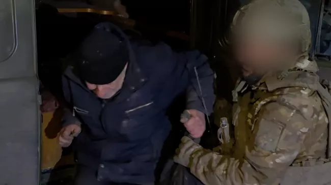 Бойцы Севера эвакуируют жителей села Гуево в Курской области