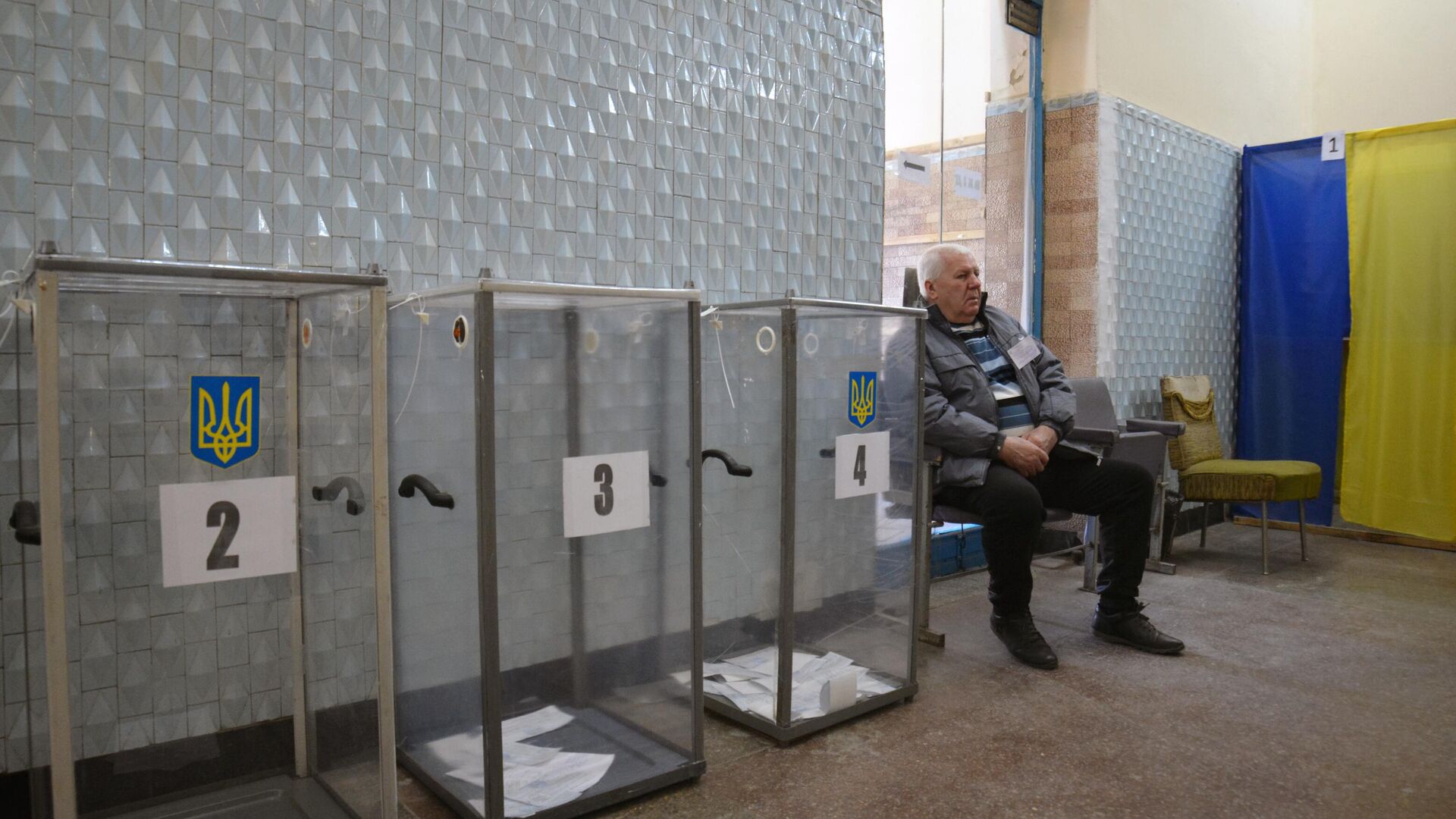 Член избирательной комиссии во время голосования день второго тура выборов президента Украины в 2019 году - РИА Новости, 1920, 03.04.2025