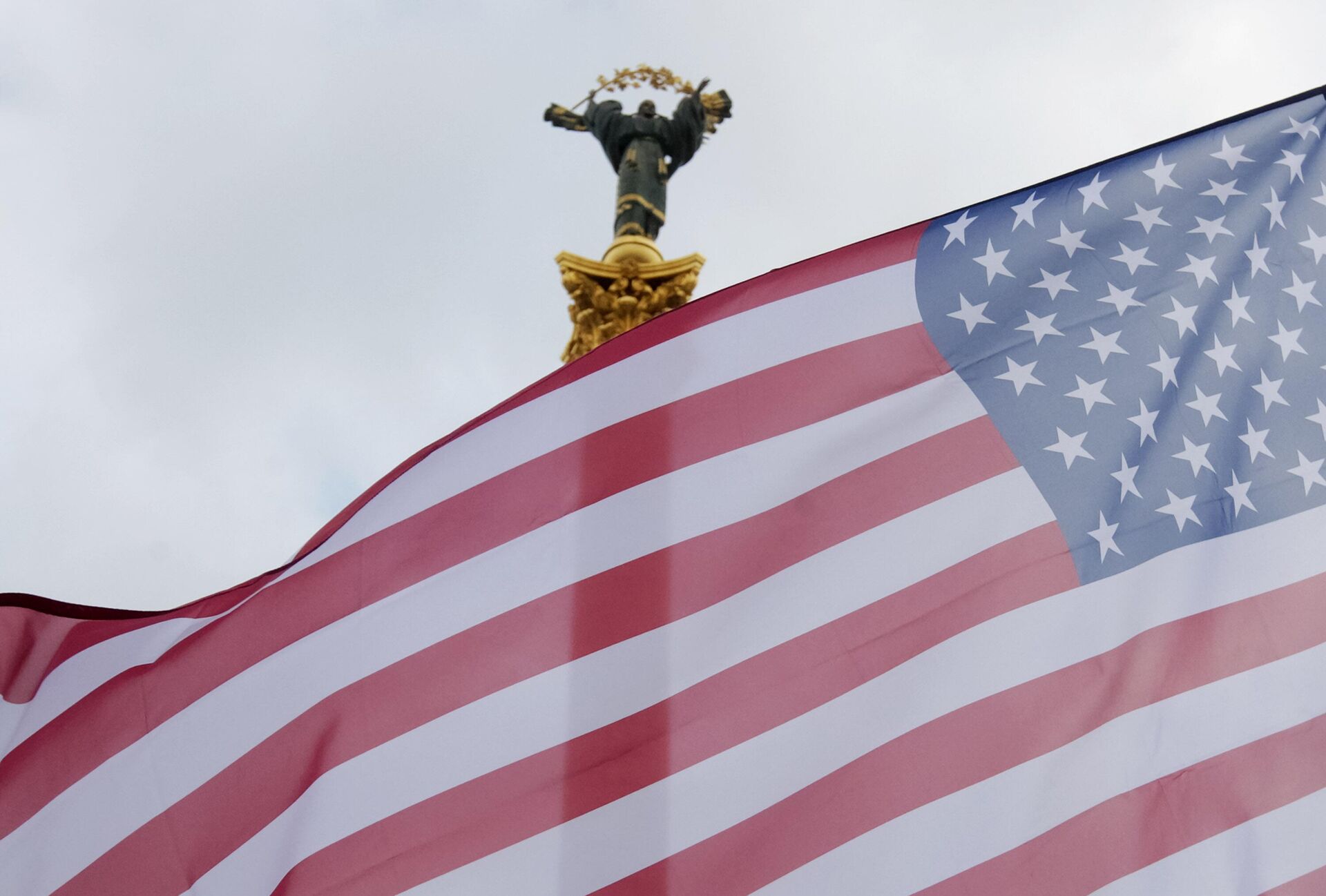 Американский флаг на площади Независимости в Киеве - РИА Новости, 1920, 03.04.2025