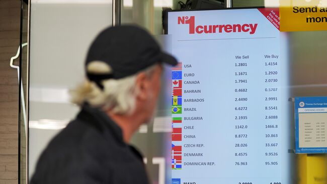 Табло валютной биржи в Лондоне, показывающее стоимость доллара США после введения пошлин Дональдом Трампом