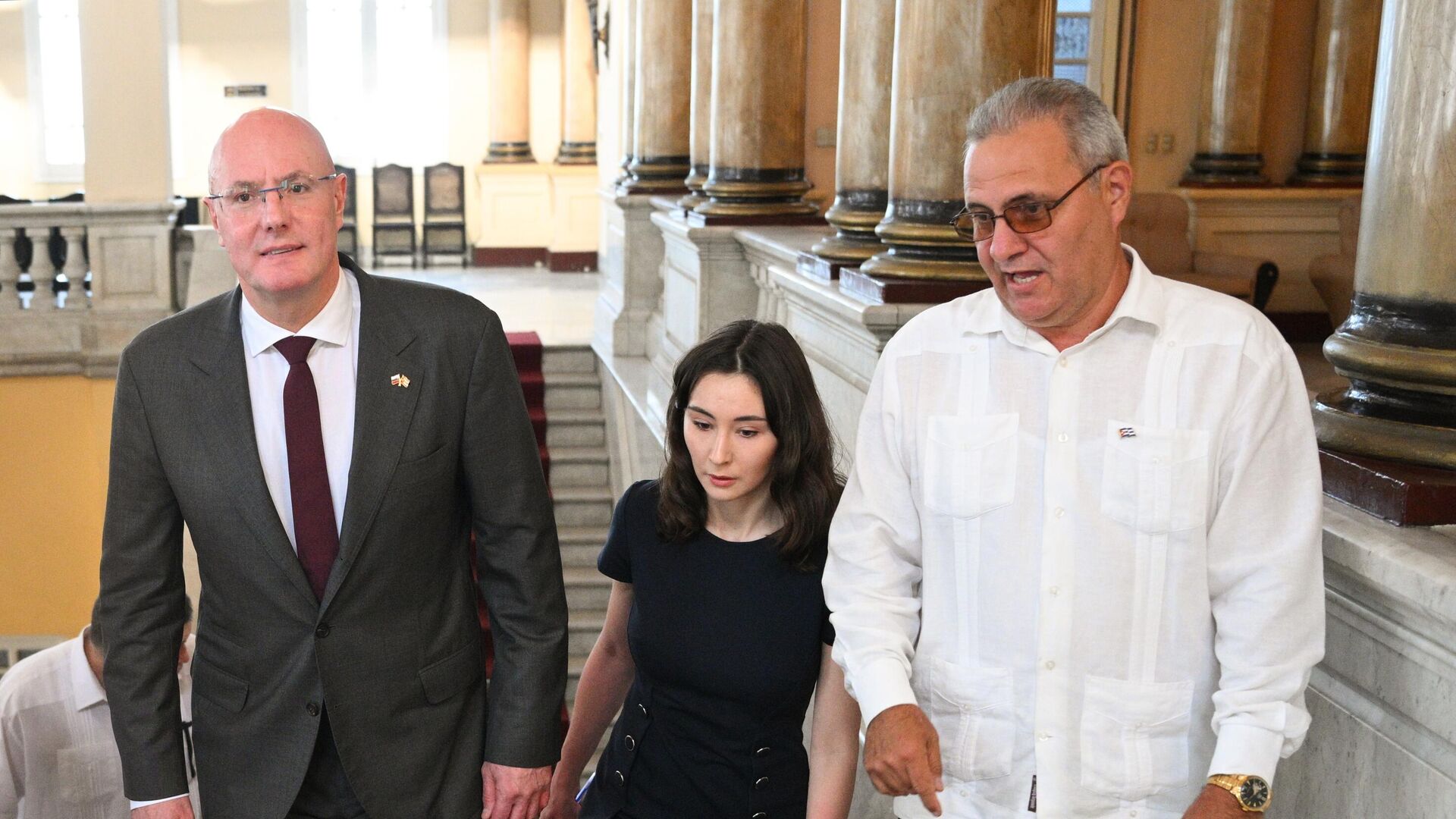 Заместитель председателя правительства РФ Дмитрий Чернышенко и губернатор провинции Сантьяго-де-Куба Мануэль Фалькон Эрнандес во время встречи - РИА Новости, 1920, 03.04.2025