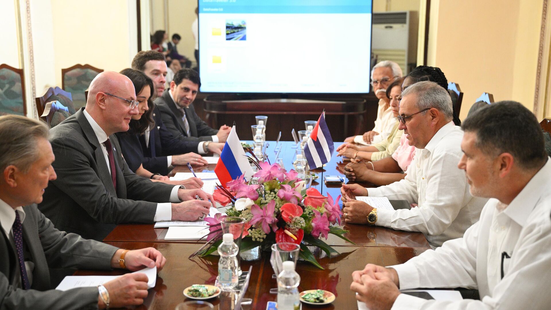 Заместитель председателя правительства РФ Дмитрий Чернышенко и губернатор провинции Сантьяго-де-Куба Мануэль Фалькон Эрнандес по время встречи. 3 апреля 2025 - РИА Новости, 1920, 03.04.2025