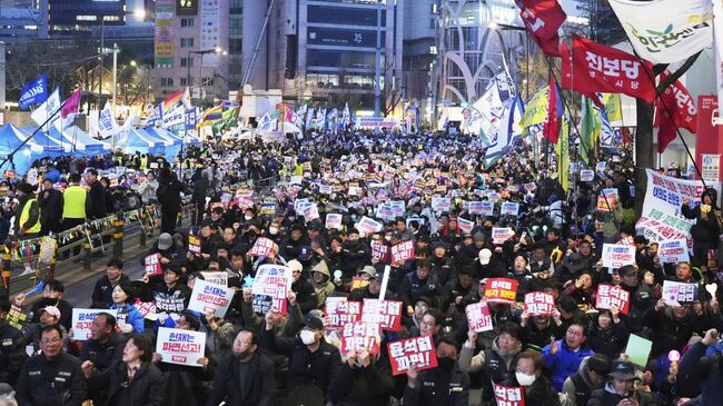 Акция протеста возле Конституционного суда в Сеуле