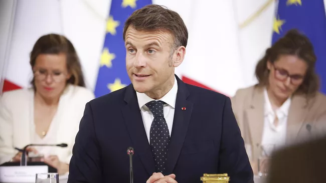 Президент Франции Эммануэль Макрон проводит встречу с представителями секторов, затронутых новыми тарифами США, в Елисейском дворце в Париже