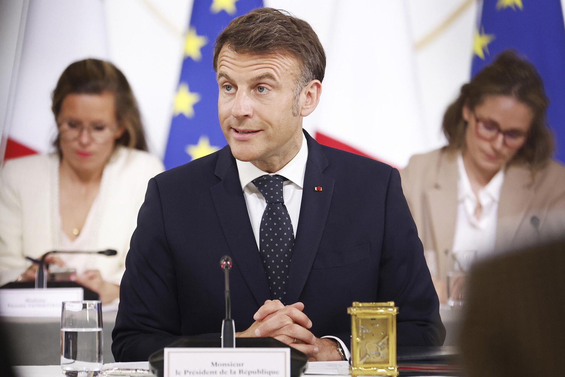 Президент Франции Эммануэль Макрон проводит встречу с представителями секторов, затронутых новыми тарифами США, в Елисейском дворце в Париже - РИА Новости, 1920, 08.04.2025