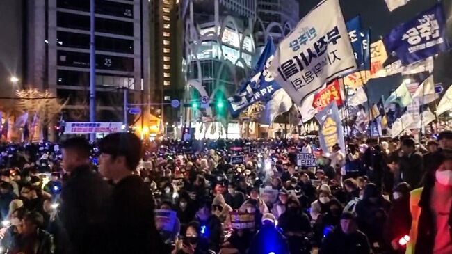 В центре Сеула проходят митинги сторонников и противников импичмента президенту Юн Сок Ёлю