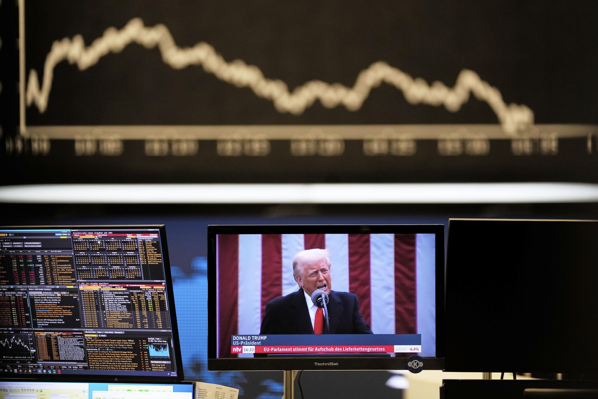 Президент США Дональд Трамп на экране монитора на фондовой бирже во Франкфурте, Германия Президент США Дональд Трамп на экране монитора на фондовой бирже во Франкфурте, Германия - РИА Новости, 1920, 22.07.2025