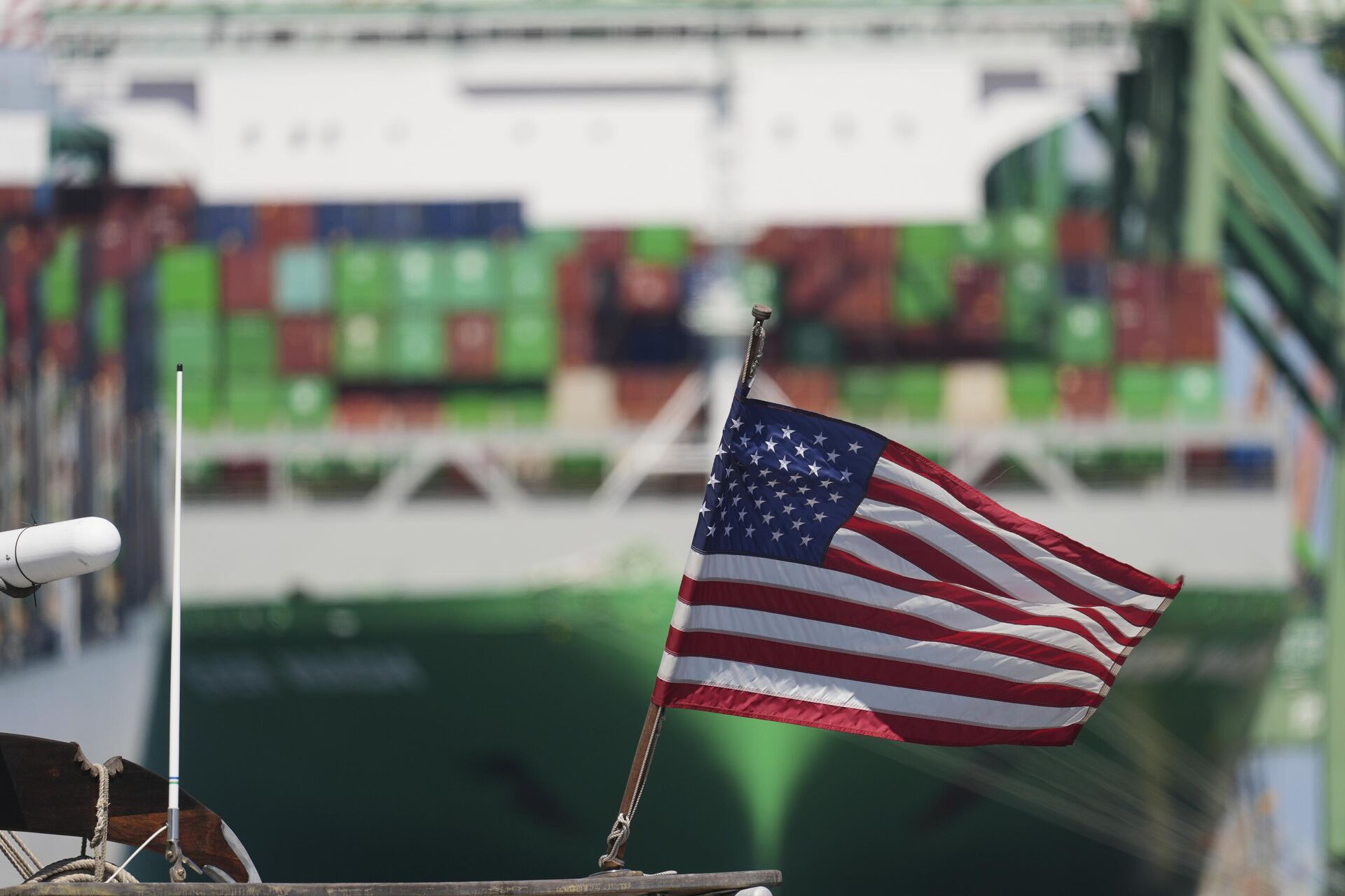 Флаг США на фоне контейнеровоза в порту Лос-Анджелеса, США Флаг США на фоне контейнеровоза в порту Лос-Анджелеса, США - РИА Новости, 1920, 31.07.2025