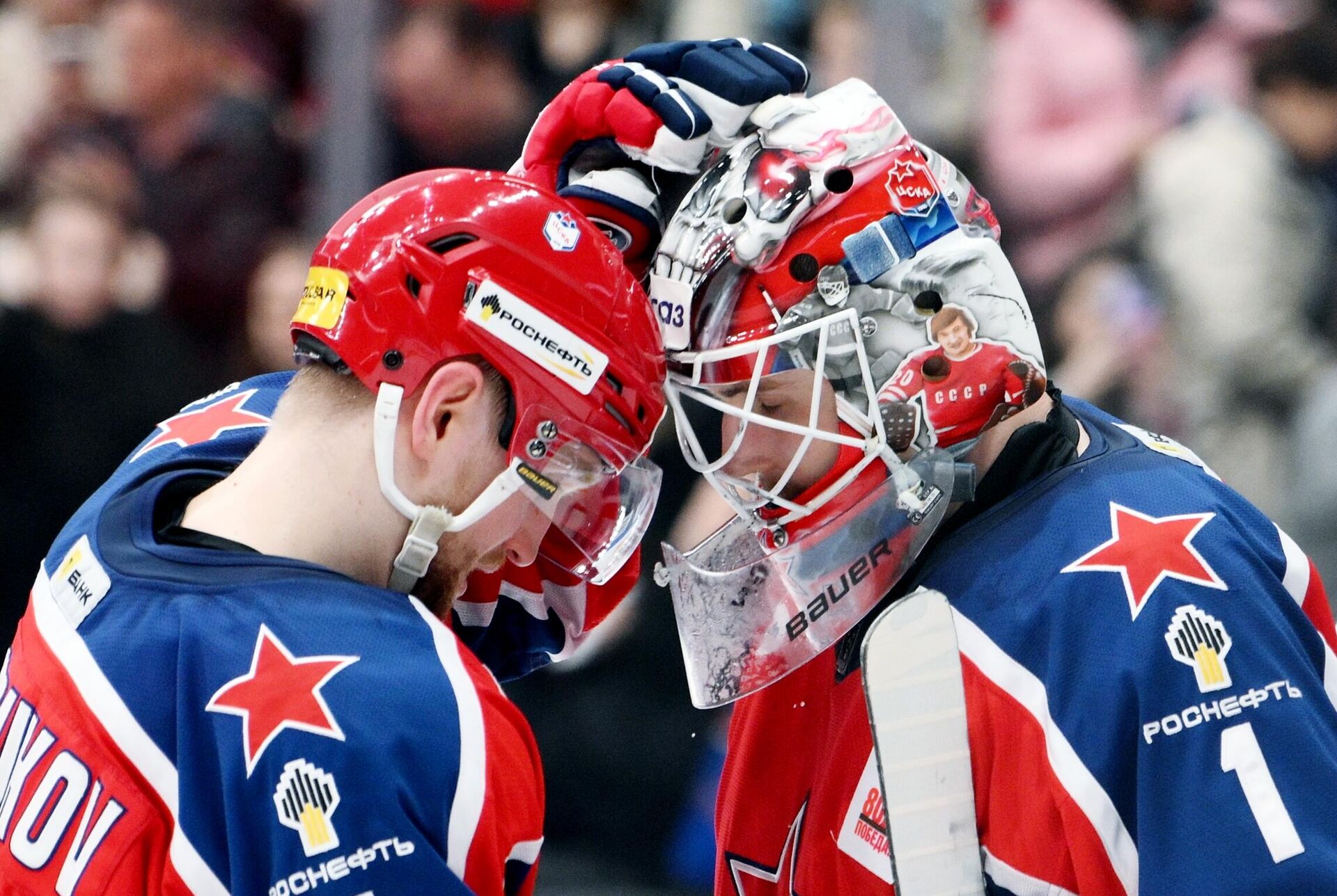 Никита Нестеров и вратарь ПХК ЦСКА Иван Просветов - РИА Новости, 1920, 04.04.2025