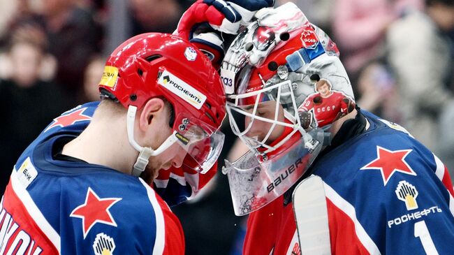 Никита Нестеров и вратарь ПХК ЦСКА Иван Просветов