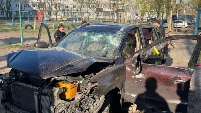 Сотрудники полиции на месте взрыва автомобиля в Днепропетровске, Украина