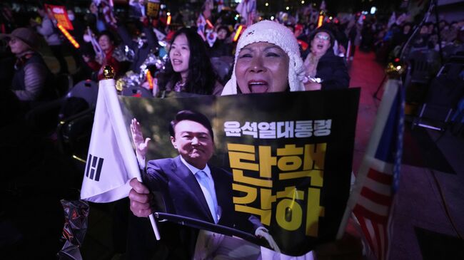 Сторонники отстраненного от должности президента Южной Кореи Юн Сок Ёля во время митинга в Сеуле