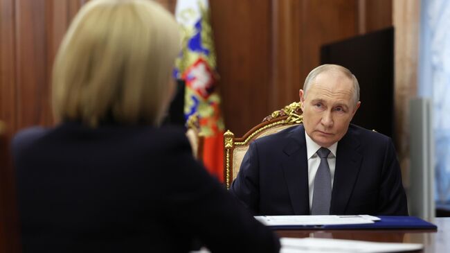 Президент РФ Владимир Путин и министр культуры Ольга Любимова во время встречи