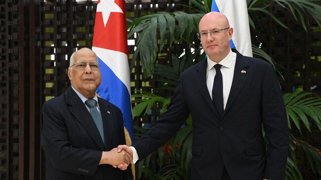 Заместитель председателя правительства Дмитрий Чернышенко и заместитель премьер-министра Республики Куба, министр внешней торговли и иностранных инвестиций Республики Куба Рикардо Кабрисас