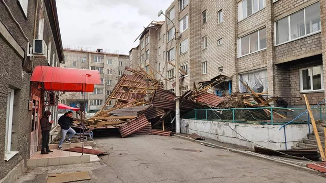 Последствия обрушения павильона в Красноярске. 5 апреля 2025