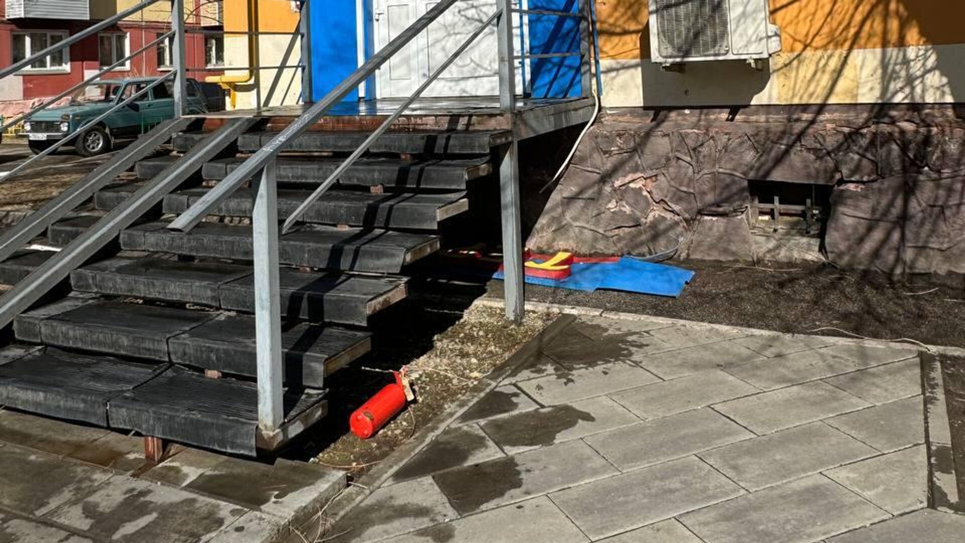 Место падения пожилой жительницы Красноярска с балкона 3-го этажа во время шквалистого ветра. 5 апреля 2025 - РИА Новости, 1920, 05.04.2025