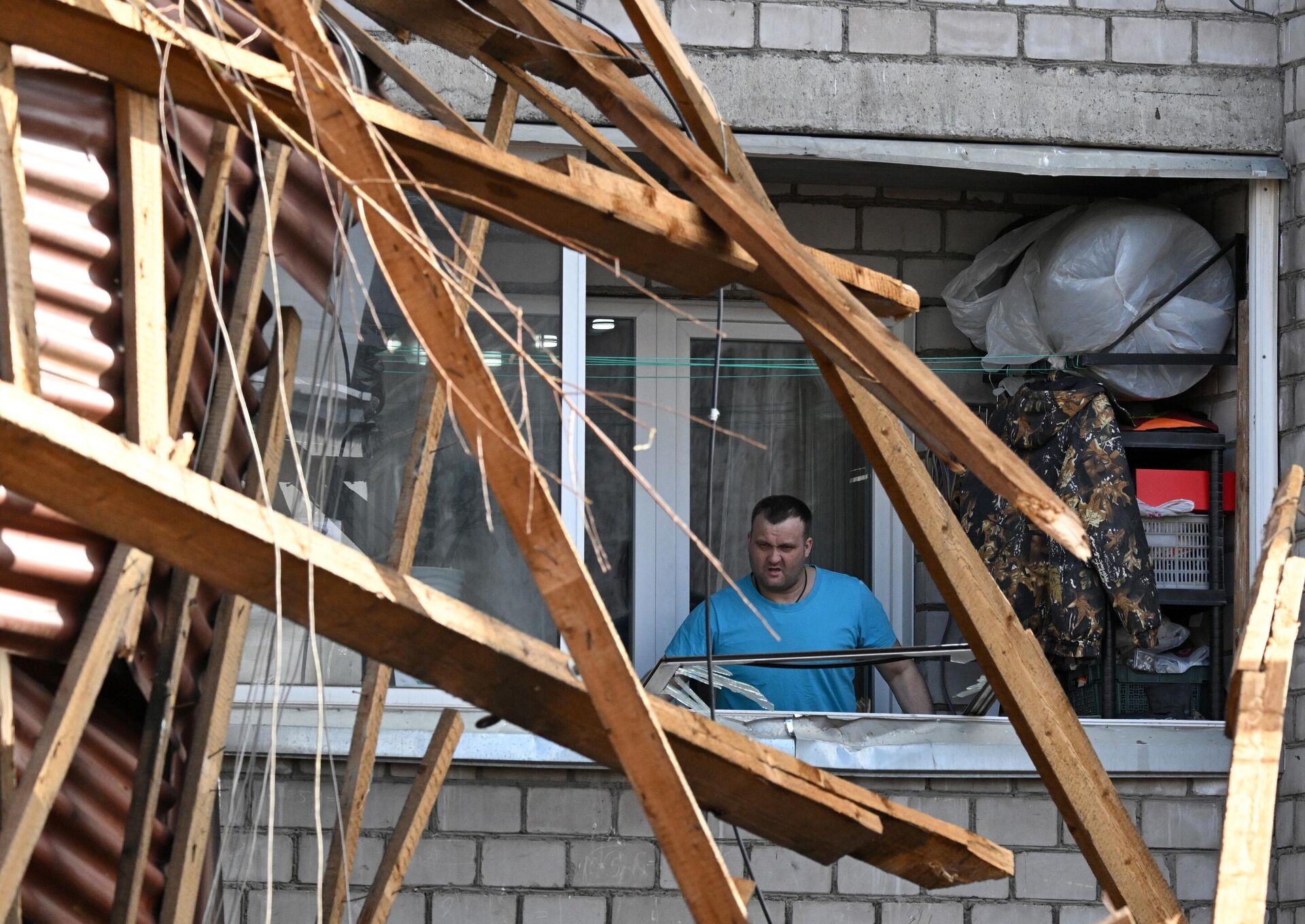 Мужчина осматривает разрушения в лоджии своей квартиры жилого пятиэтажного дома, повреждённой в результате падения крыши во время ураганного ветра, на Северо-Енисейской улице в Красноярске Мужчина осматривает разрушения в лоджии своей квартиры жилого пятиэтажного дома, повреждённой в результате падения крыши во время ураганного ветра, на Северо-Енисейской улице в Красноярске - РИА Новости, 1920, 05.04.2025