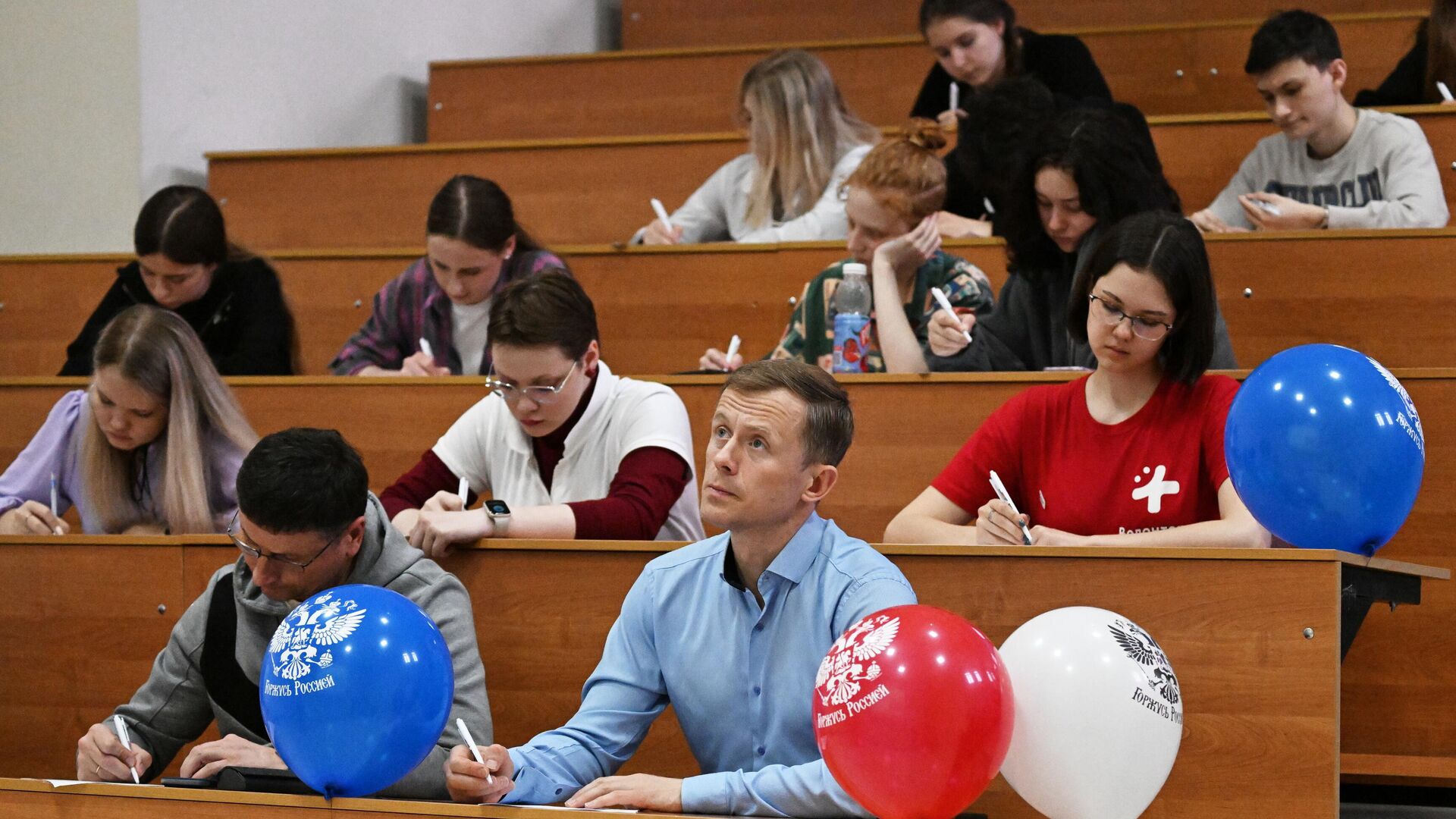 Студенты-медики пишут Тотальный диктант в Тихоокеанском Медицинском университете. 5 апреля 2025 - РИА Новости, 1920, 05.04.2025