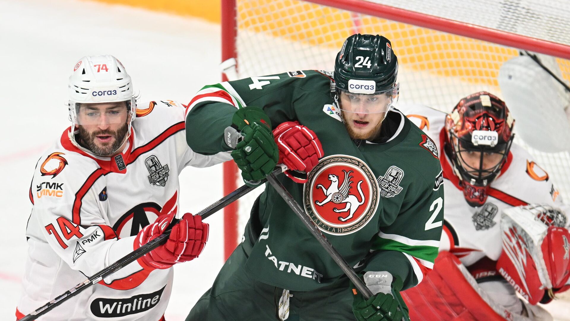 Игрок Автомобилиста Ник Эберт и форвард Ак Барса Илья Сафонов  - РИА Новости, 1920, 07.04.2025