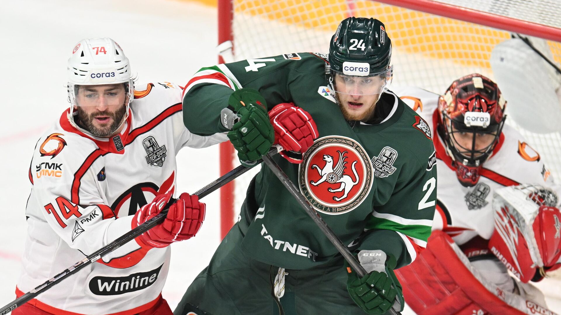 Игрок Автомобилиста Ник Эберт и форвард Ак Барса Илья Сафонов  - РИА Новости, 1920, 05.04.2025