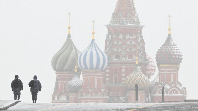 Сотрудники полиции на Красной площади во время снегопада в Москве