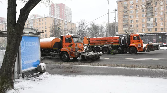 Снегоуборочная техника на Ленинском проспекте во время снегопада в Москве. 6 апреля 2025