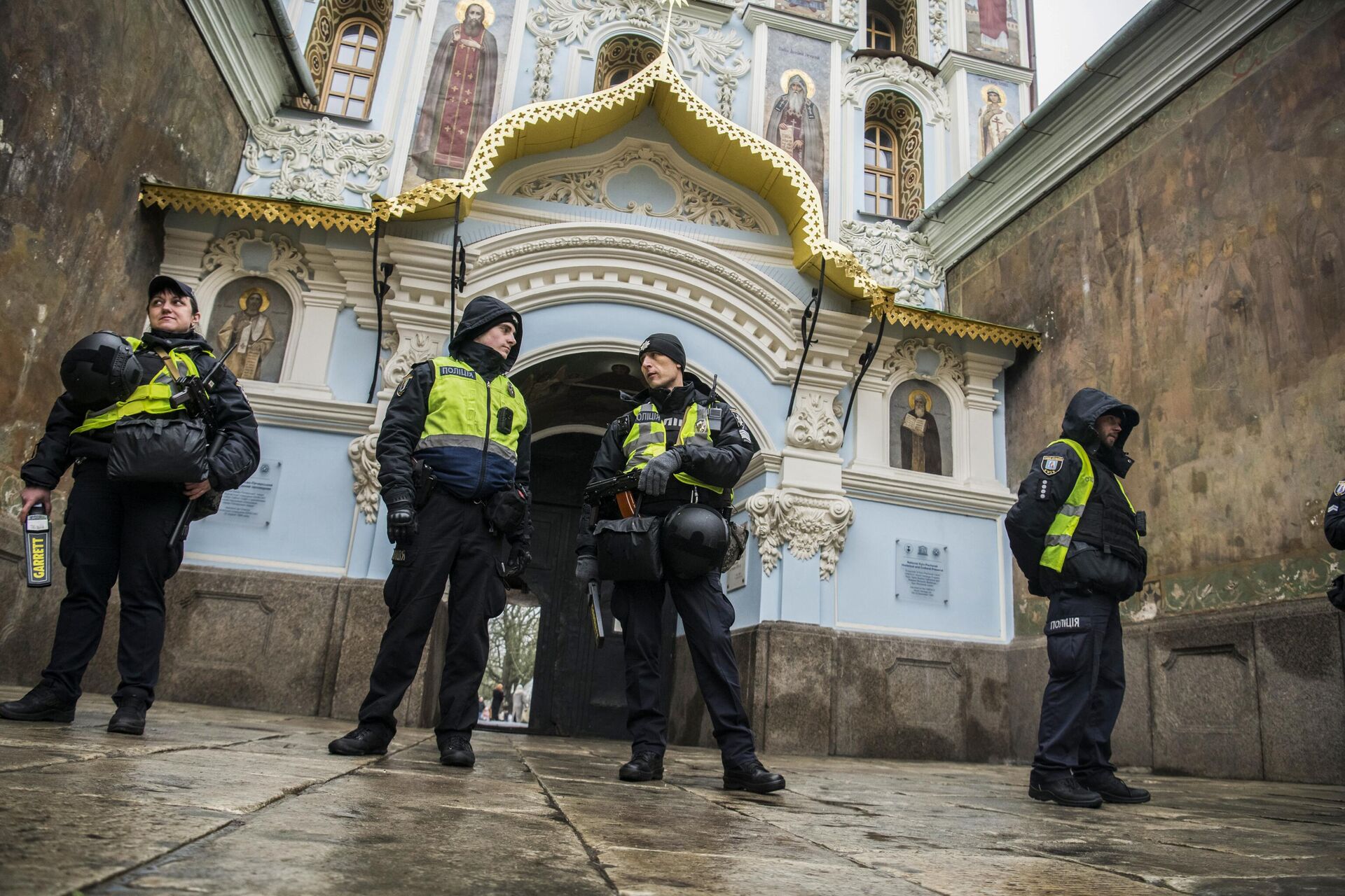 Полиция у входа в Киево-Печерскую Лавру Полиция у входа в Киево-Печерскую Лавру - РИА Новости, 1920, 26.05.2025