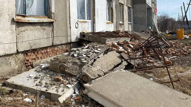 Место обрушения балкона в многоквартирном жилом доме в селе Светлоозерском Бийского района Алтайского края. 6 апреля 2025