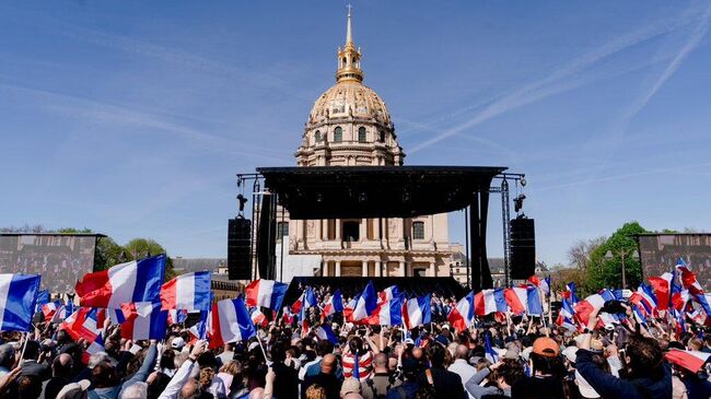 Митинг в поддержку лидера парламентской фракции партии Национальное объединение Марин Ле Пен в Париже