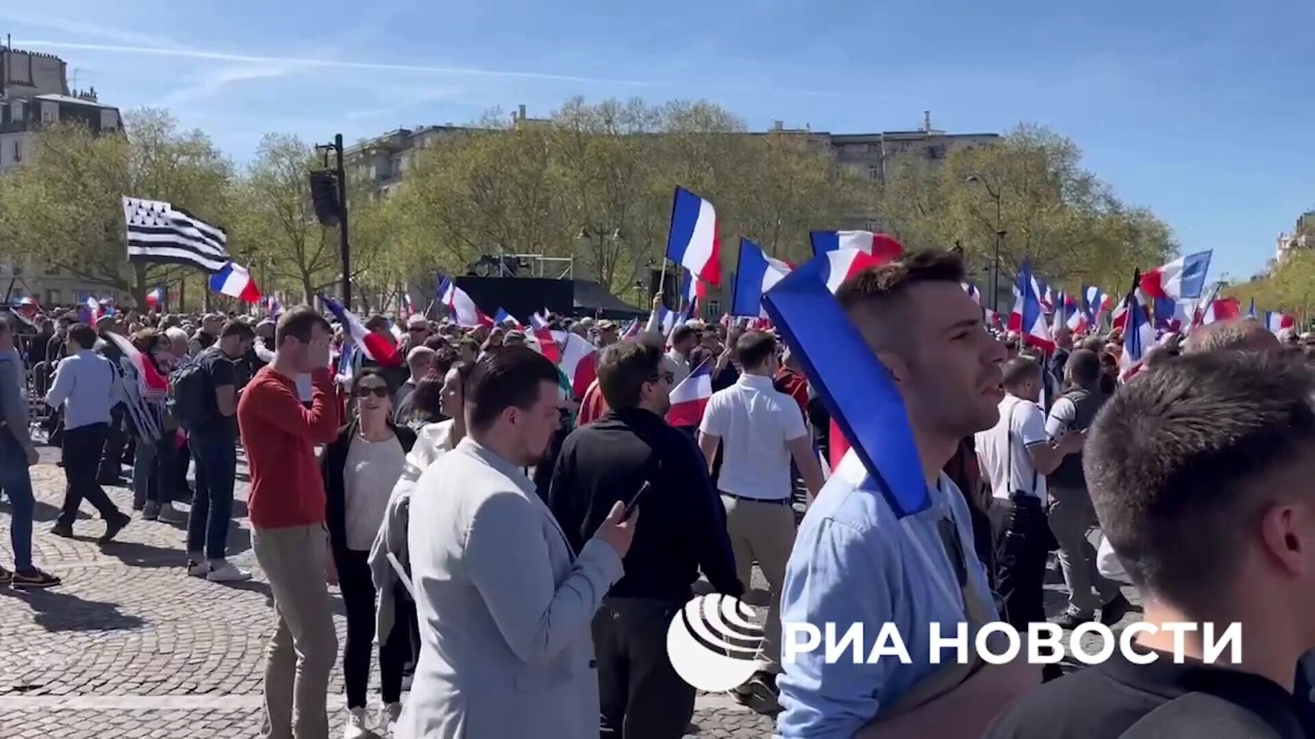 Митинг в поддержку Марин Ле Пен в Париже - РИА Новости, 1920, 06.04.2025