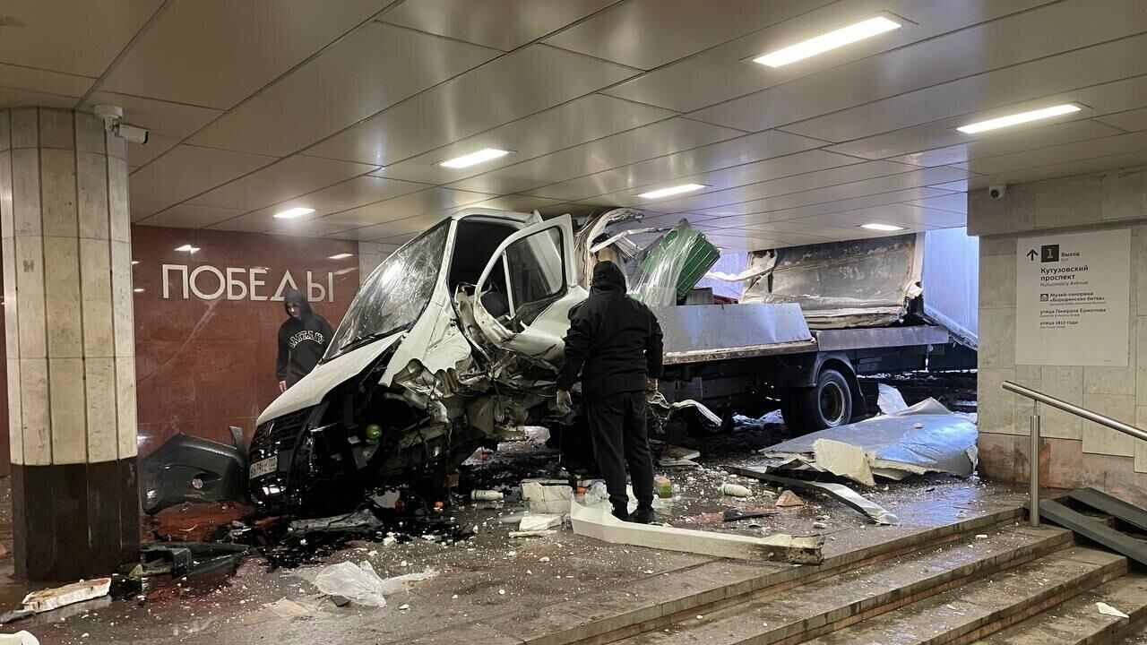 Грузовая Газель влетела в подземный переход в метро Парк победы в Москве0