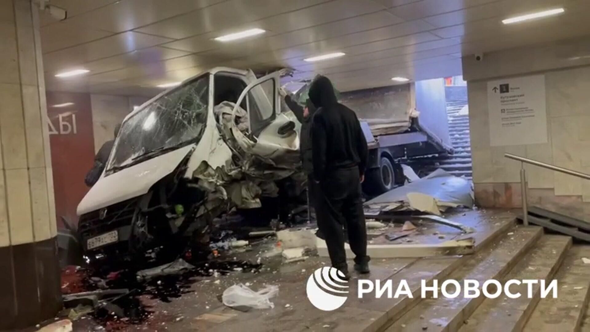 Грузовая Газель в подземном переходе в метро Парк Победы в Москве - РИА Новости, 1920, 07.04.2025