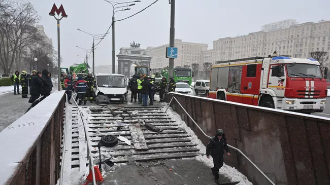Грузовая Газель въехала в подземный переход в метро Парк Победы