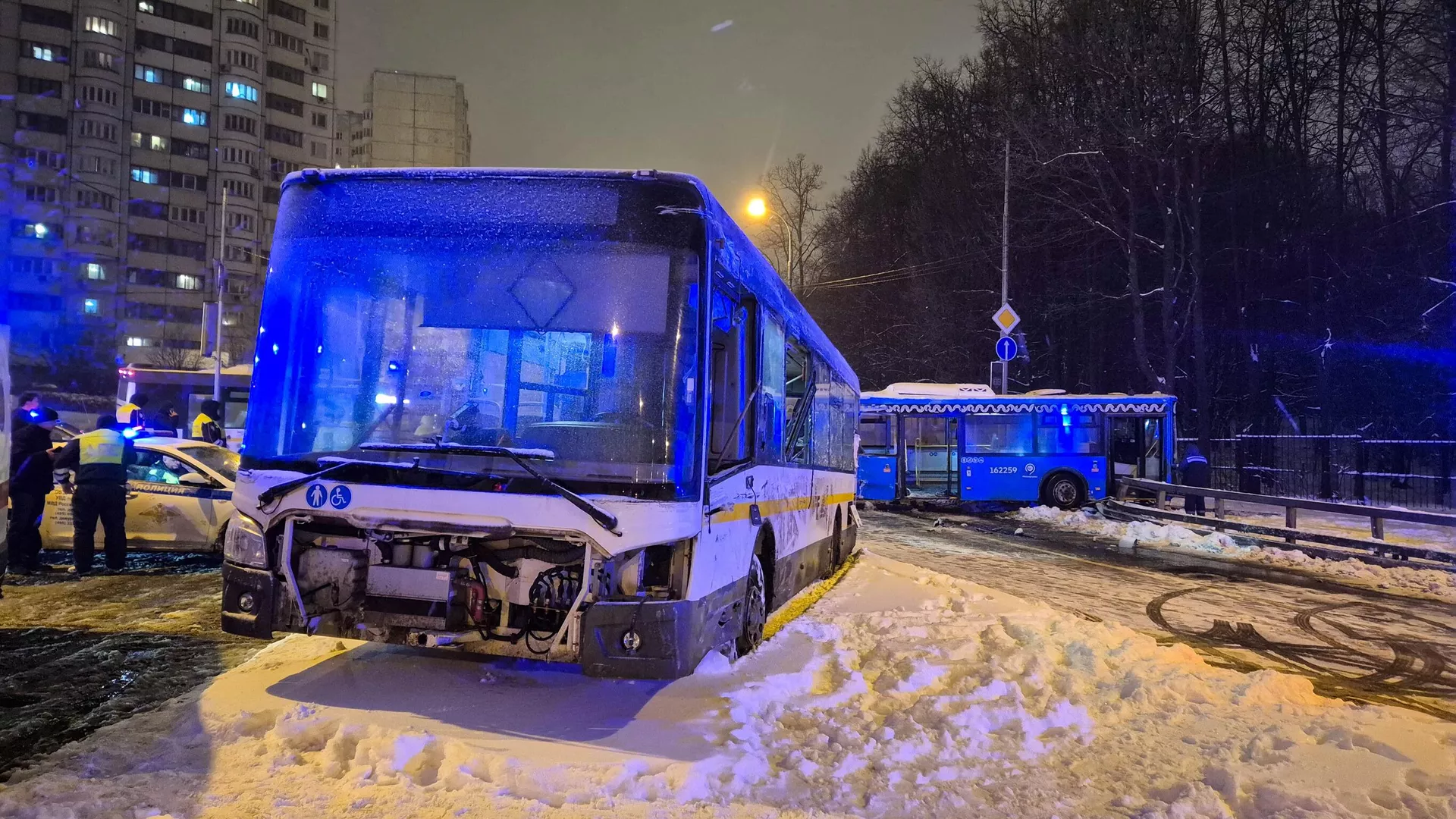 Последствия столкновения двух автобусов на улице Грина в Северном Бутово в Москве, 6 апреля 2025 года - РИА Новости, 1920, 28.04.2025