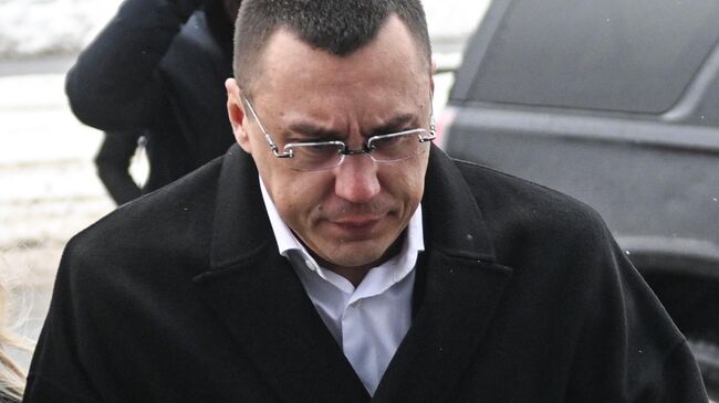 Блогер Дмитрий Портнягин заходит в здание Мещанского районного суда Москвы