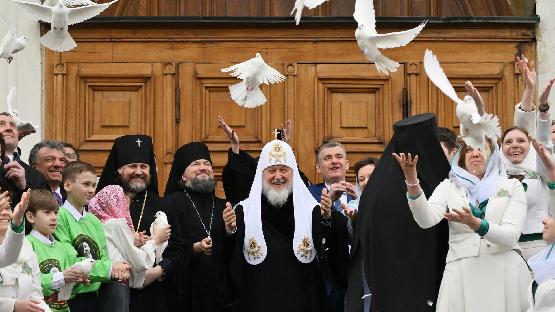 Патриарх Московский и всея Руси Кирилл выпускает в небо белых голубей в честь праздника Благовещения Пресвятой Богородицы - РИА Новости, 1920, 07.04.2025