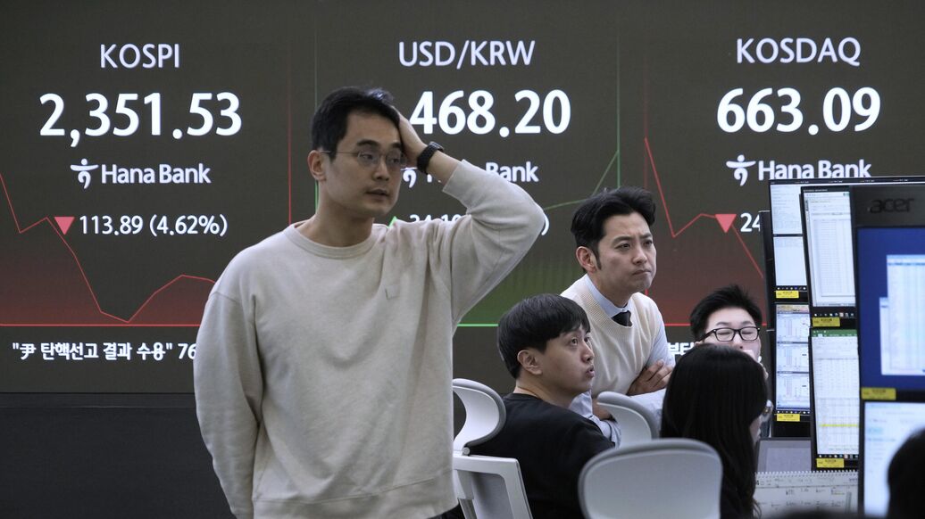 © AP Photo / Ahn Young-joon<br>Трейдеры на бирже в Сеуле, Южная Корея. 7 апреля 2025