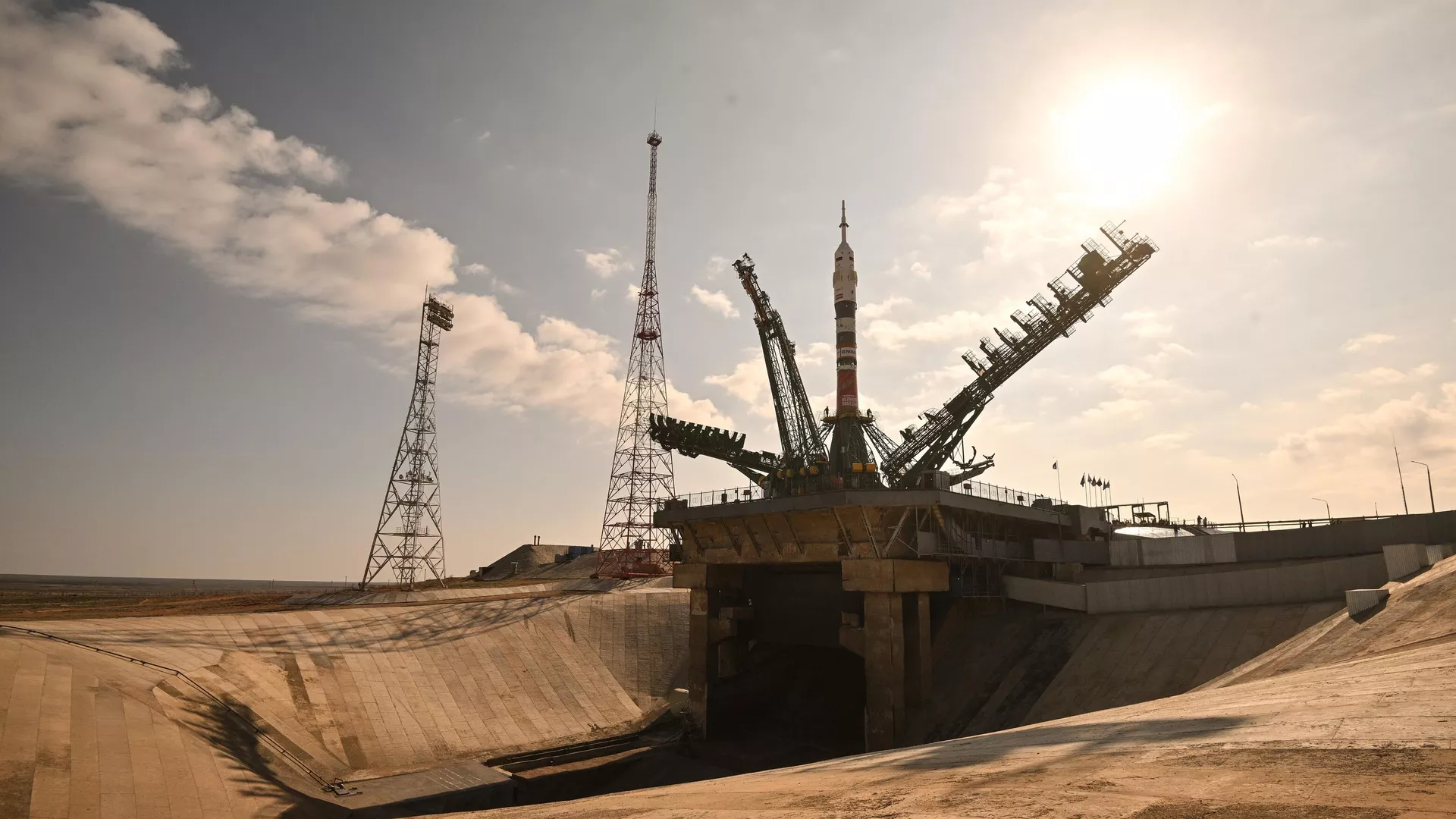 Ракету с кораблем "Союз МС-28" установили на стартовый стол на Байконуре