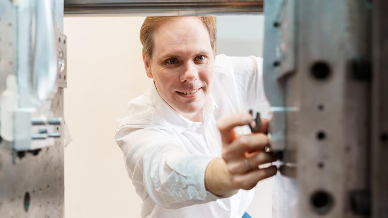 Процесс изготовления элементов конструкций аэрокосмического назначения из термопопластичного композиционного материала со втулками из решетчатого металла Процесс изготовления элементов конструкций аэрокосмического назначения из термопопластичного композиционного материала со втулками из решетчатого металла