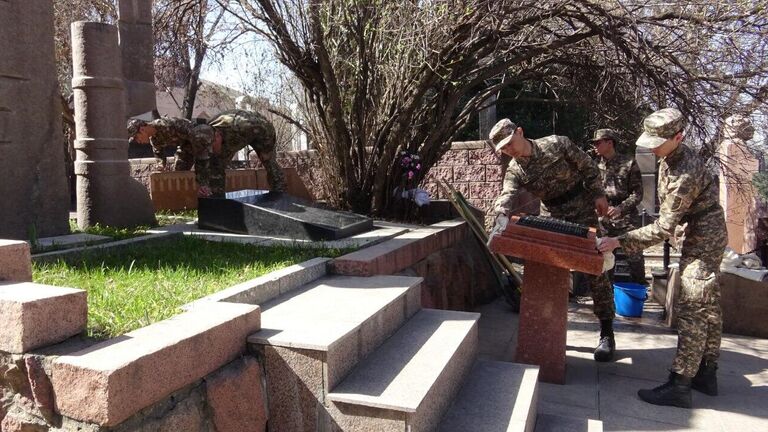 Казахстанские военнослужащие во время мероприятия с посещением могил героев Великой Отечественной войны в Алма-Ате Казахстанские военнослужащие во время мероприятия с посещением могил героев Великой Отечественной войны в Алма-Ате