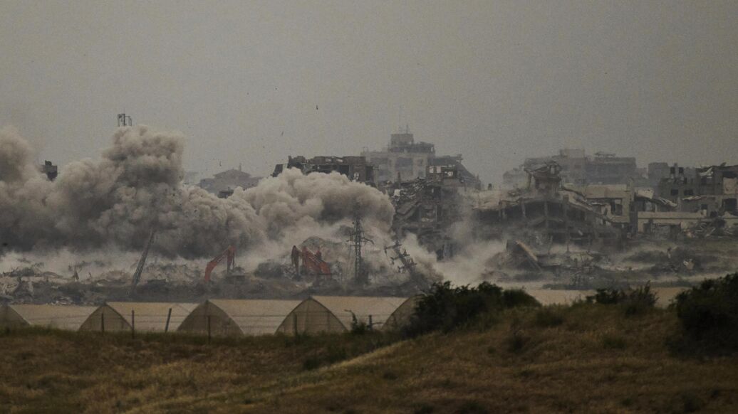 © AP Photo / Leo Correa<br>Дым после израильской бомбардировки сектора Газа. Архивное фото