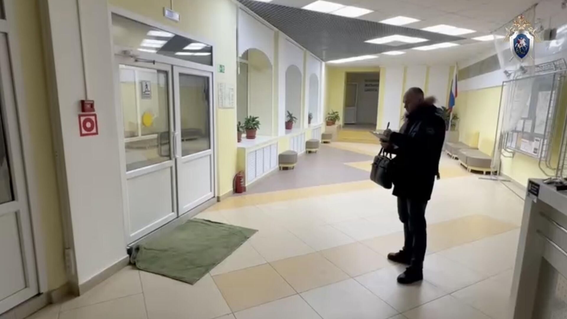 Сотрудник СК России в школе Нового Уренгоя, где учащийся ранил ножом охранника - РИА Новости, 1920, 08.04.2025