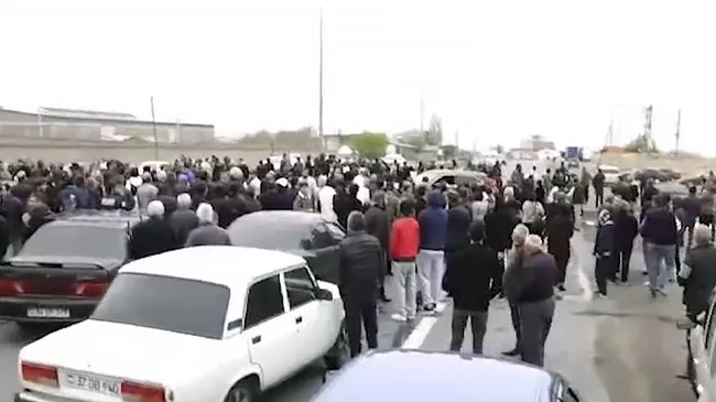 Жители армянских сел Прошян и Касах, протестующие против повышения стоимости проезда в общественном транспорте, перекрыли Аштаракское шоссе. Кадр видео