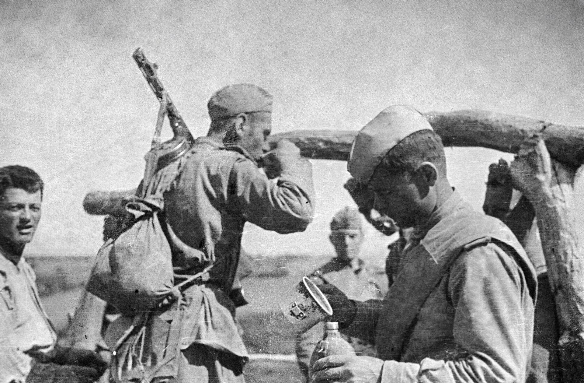 Солдаты Красной Армии у колодца в освобожденной молдавской деревне Солдаты Красной Армии у колодца в освобожденной молдавской деревне - РИА Новости, 1920, 12.11.2025