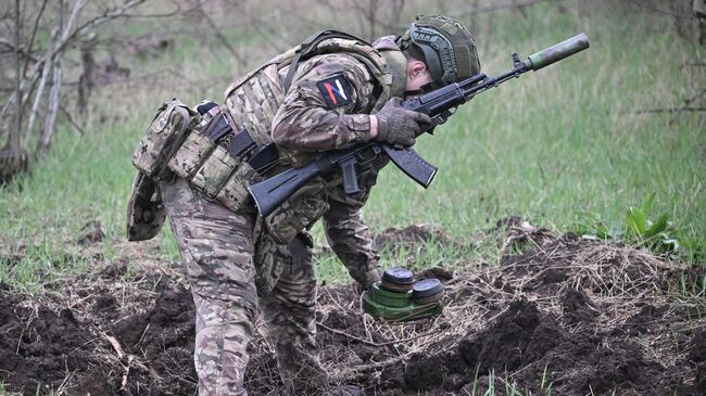 Российский военнослужащий выполняет задачи по разминированию
