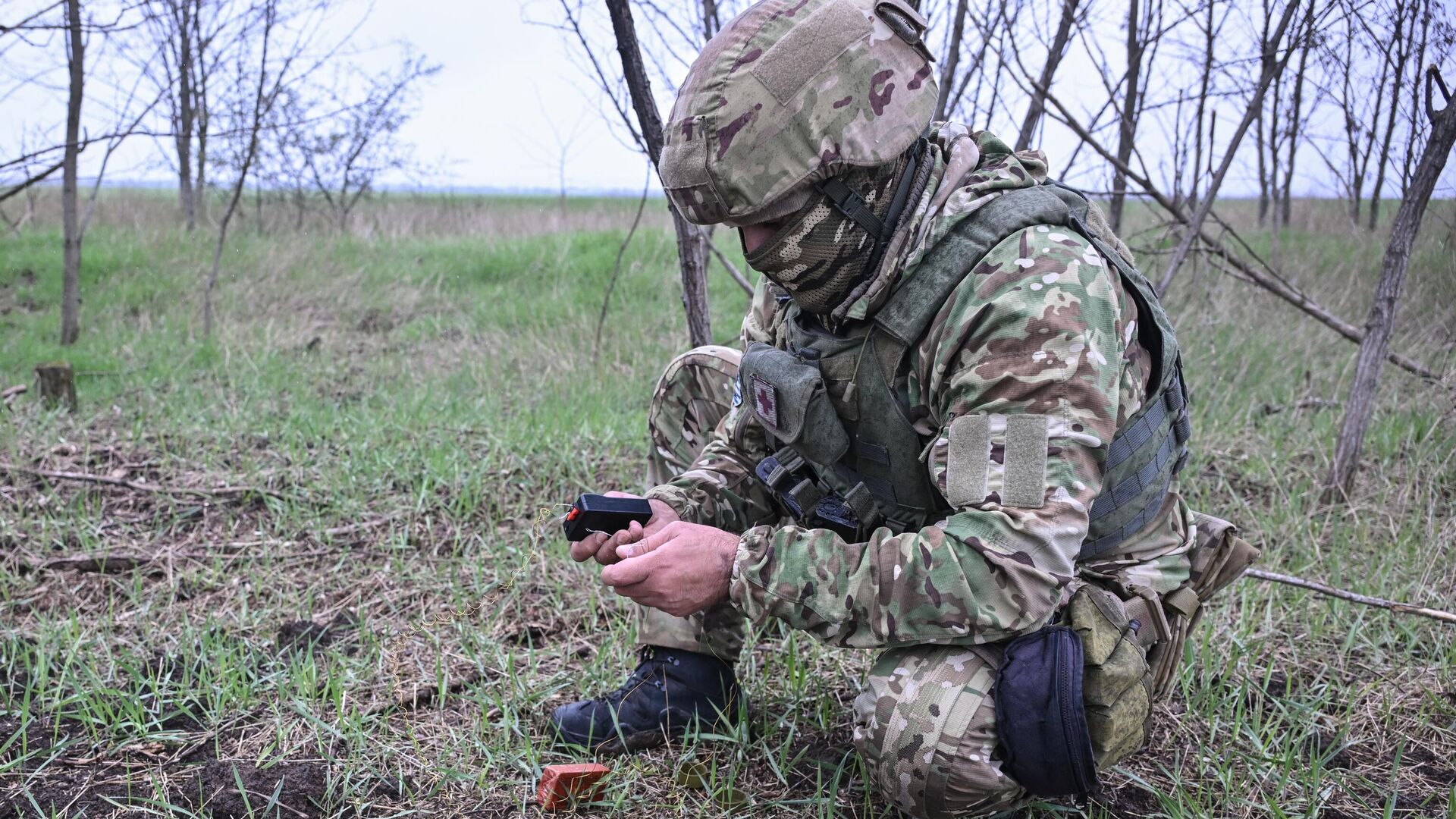 Военнослужащий выполняет задачи по разминированию Военнослужащий выполняет задачи по разминированию - РИА Новости, 1920, 11.08.2025