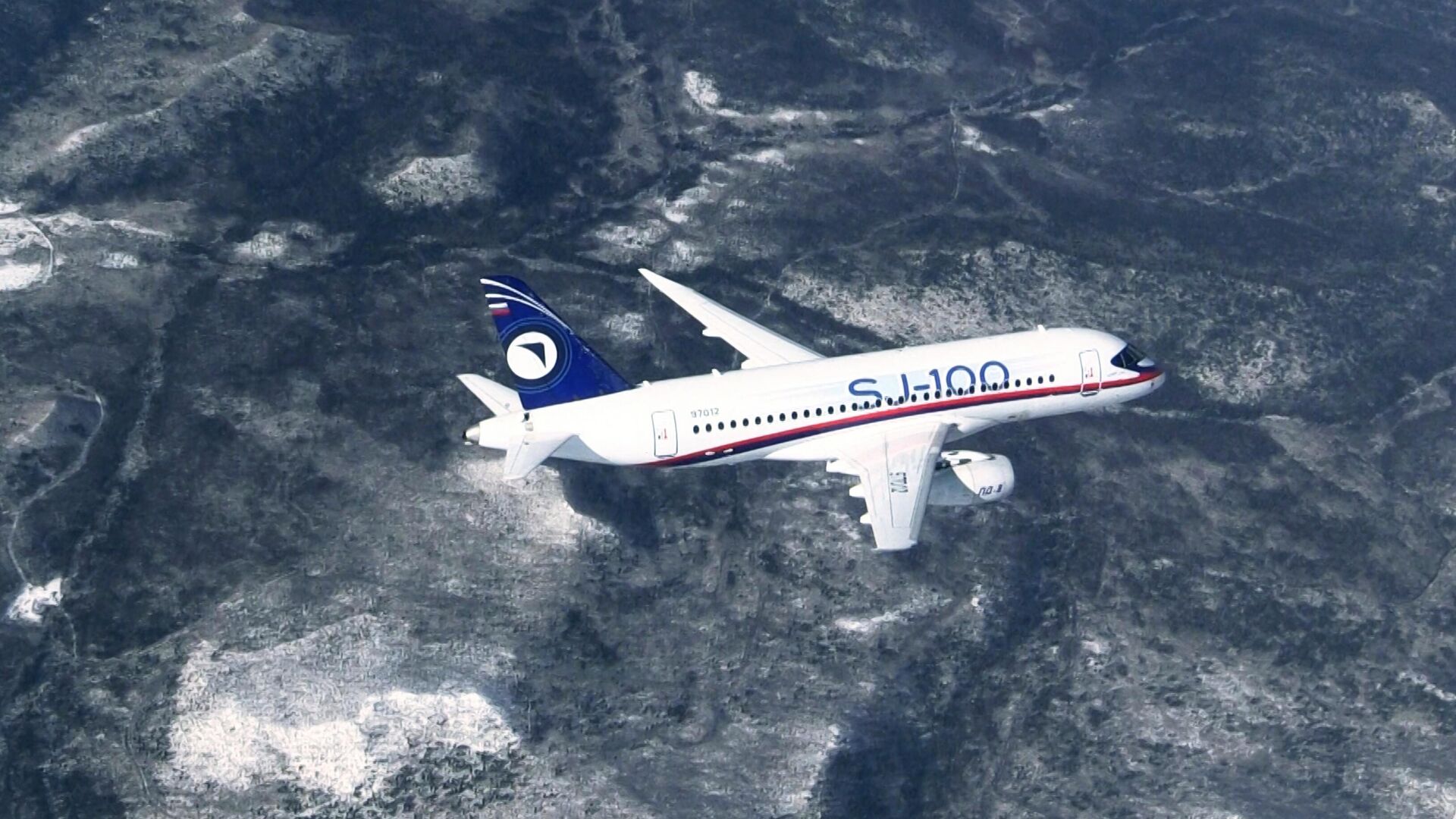 Опытный образец самолета Суперджет с российскими двигателями ПД-8 выполняет полет в Комсомольске-на-Амуре - РИА Новости, 1920, 08.04.2025