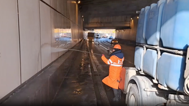 Специалисты приступили к промывке тоннеля Маршала Гречко на западе Москвы