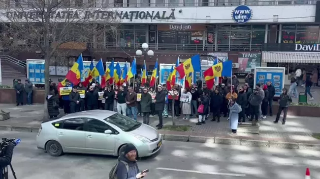 Участники акции протеста у офиса НАТО в Кишиневе. Кадр видео